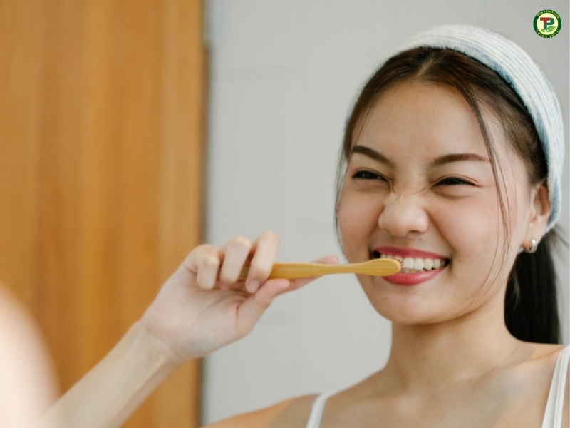 Nên vệ sinh răng miệng đúng cách để hạn chế nấm lưỡi ở người lớn